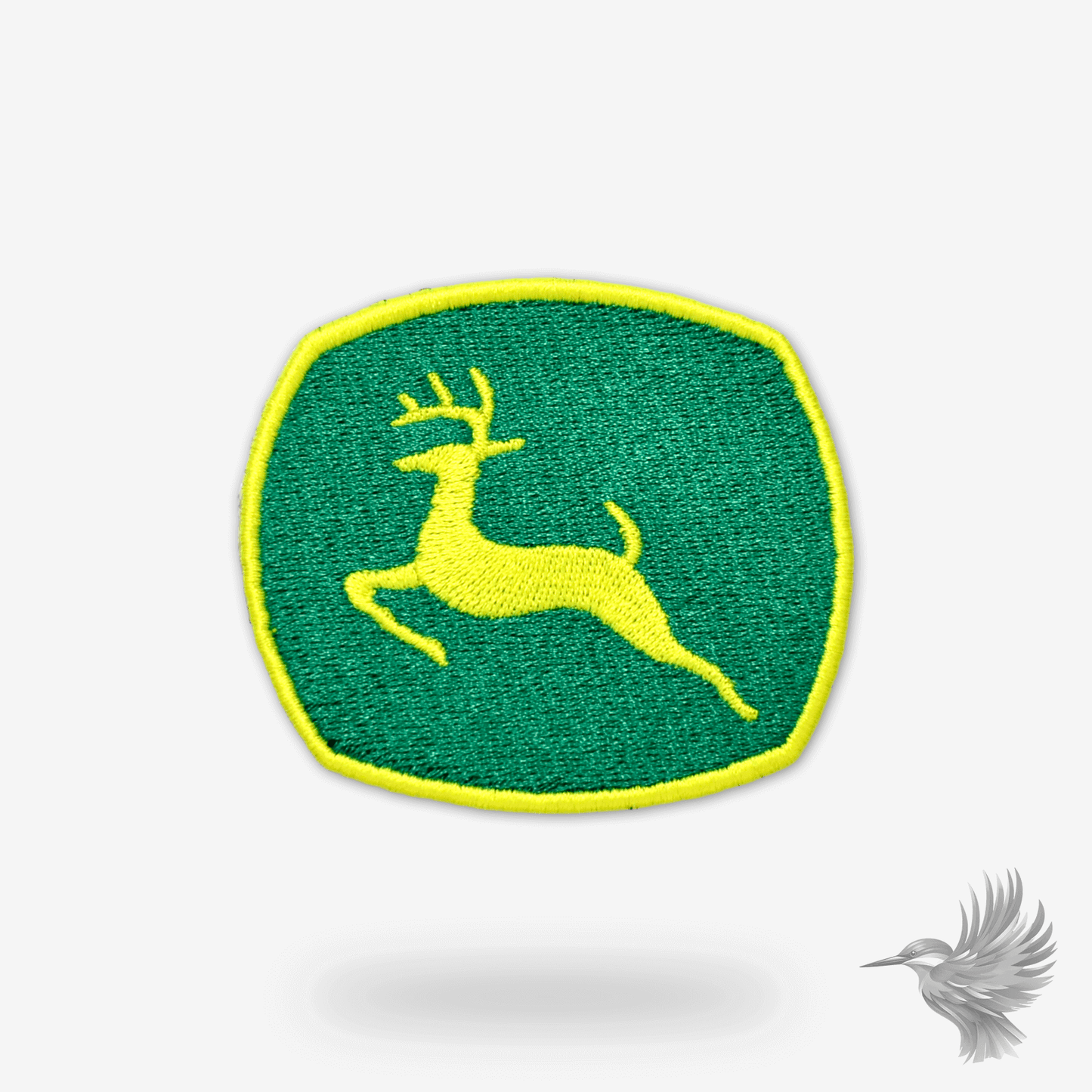 John Deere broderi design featuring iconic yellow deer logo on green background, representing agricultural heritage.