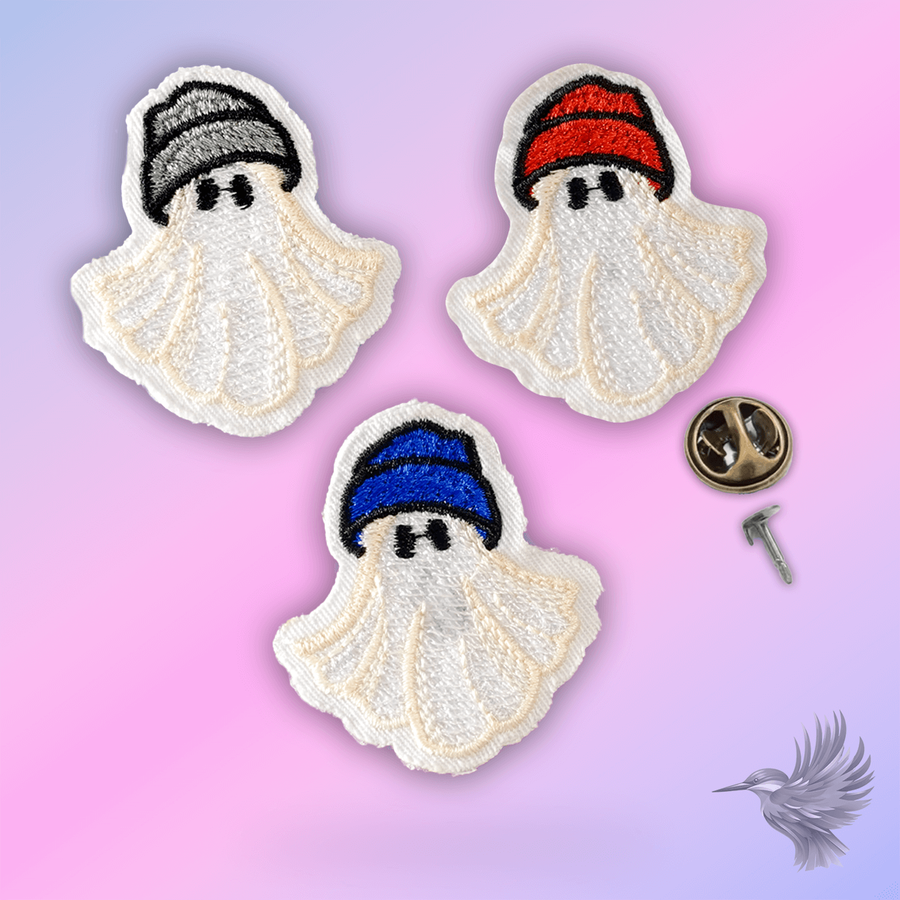 Spøgelse Pins - broderede pins med tre små spøgelser iført huer i rød, blå og grå til tøj og caps.