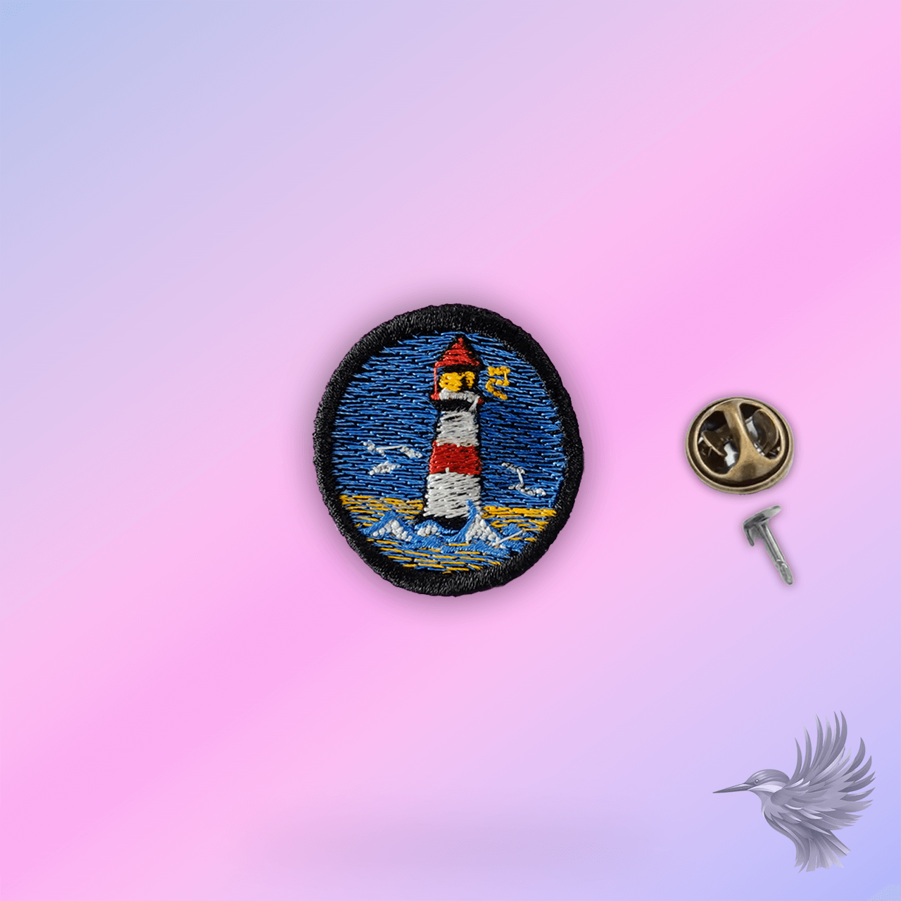 Fyrtårn pin – broderet pin med rødt og hvidt fyrtårn og lås til tøj og caps.