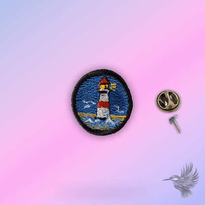 Fyrtårn pin – broderet pin med rødt og hvidt fyrtårn og lås til tøj og caps.
