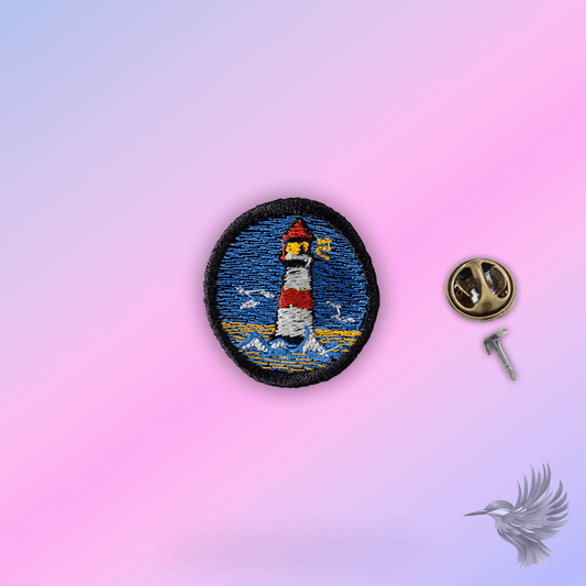 Fyrtårn pin – broderet pin med rødt og hvidt fyrtårn og lås til tøj og caps.