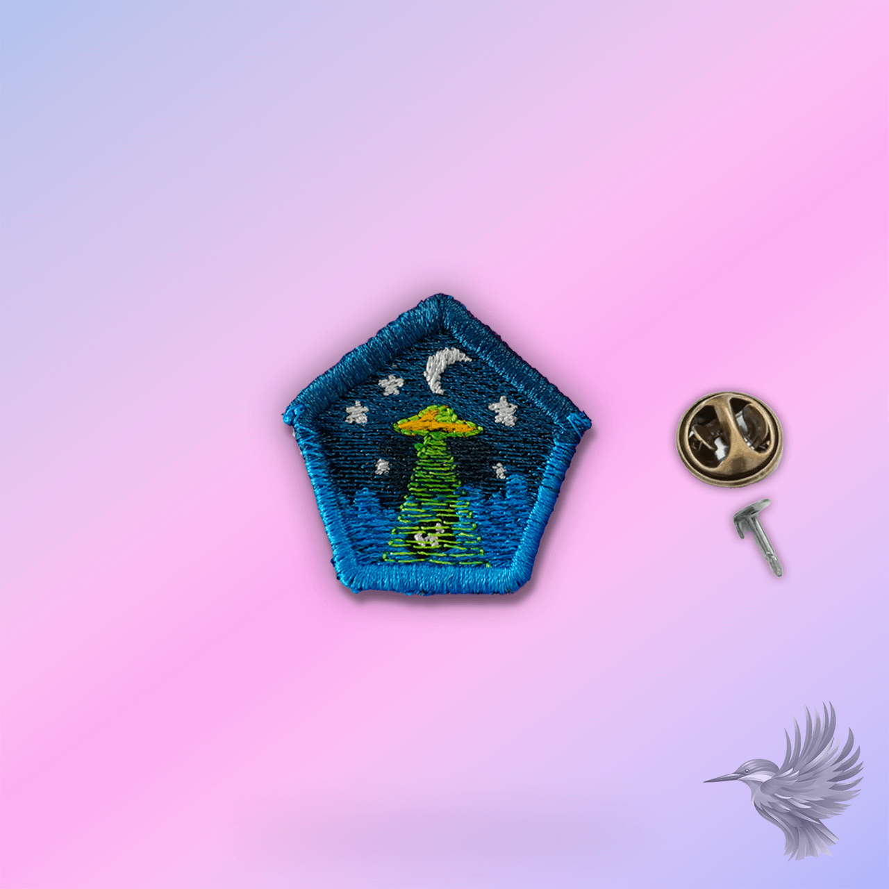 UFO pin – Broderet pin med detaljeret UFO-design, måne og stjerner, perfekt til tøj og caps.