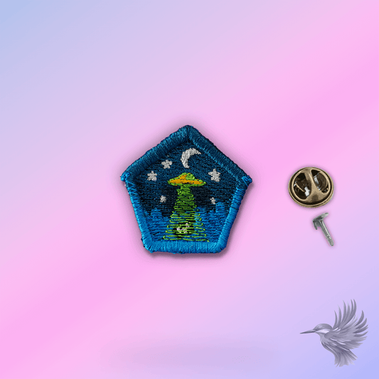 UFO pin – Broderet pin med detaljeret UFO-design, måne og stjerner, perfekt til tøj og caps.