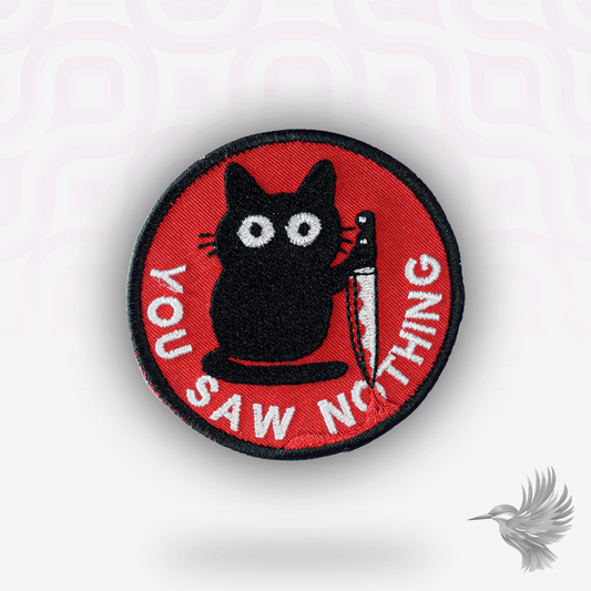 You Saw Nothing kat patch strygemærke - broderi med sort kat og kniv, humoristisk og mørk charme.