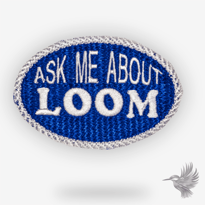 Ask Me About Loom patch strygemærke Monkey Island gamingjoke med blå baggrund og hvid tekst.