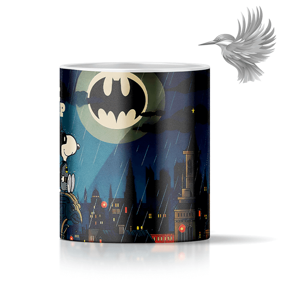 Humoristisk superhelt krus med mørk byscene og tegneseriefigurer, perfekt til kaffepause.