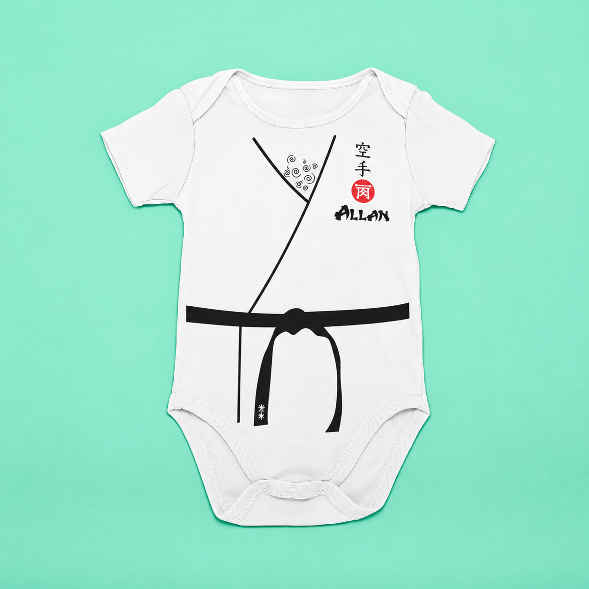 Personlig baby body med karate Gi og navnet Allan