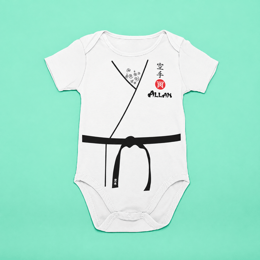 Personlig baby body med karate Gi og navnet Allan