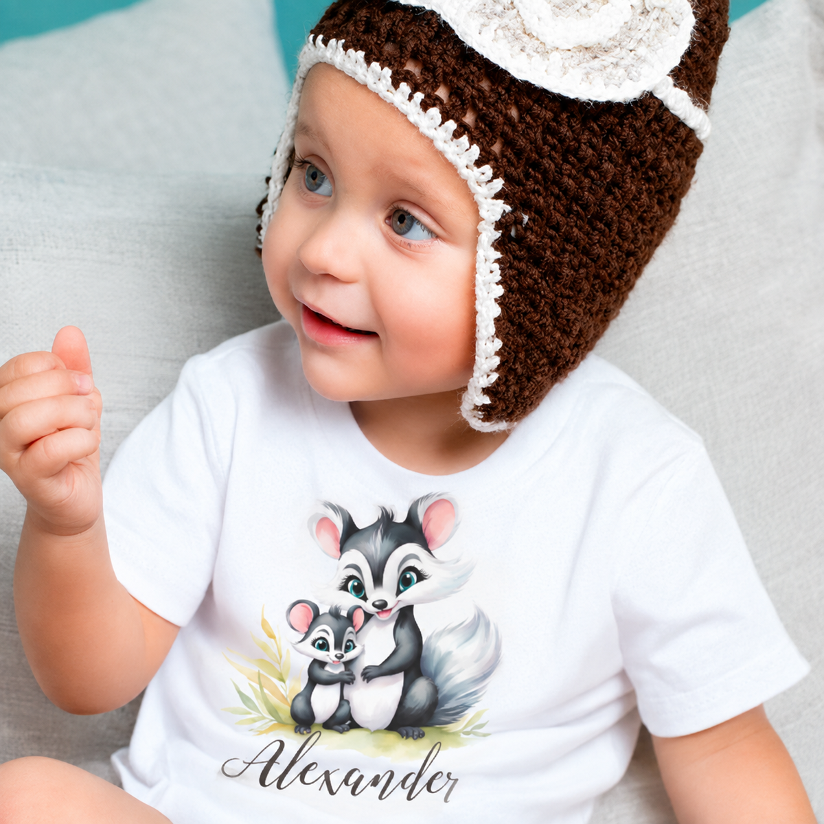 Personlig baby body med skunkmotiv og navnet Alexander