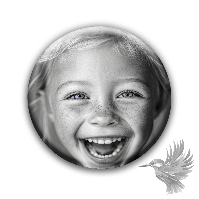 personlige badges med foto af glad pige med smil og fregner