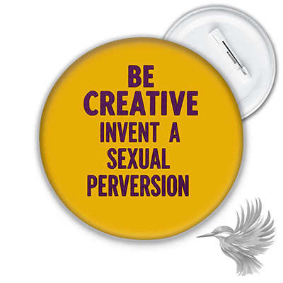Be Creative Badge med gul baggrund og lilla tekst