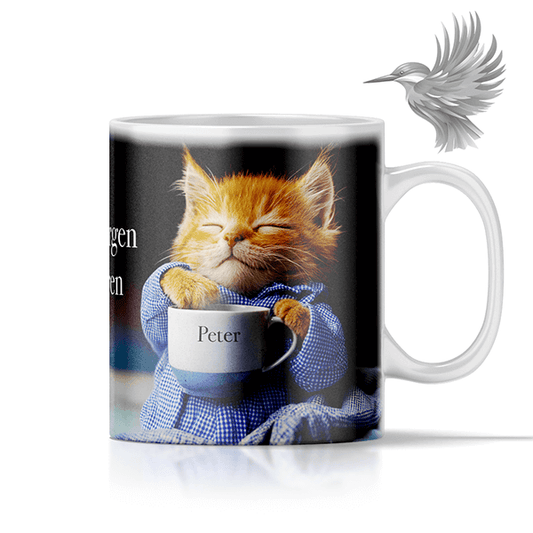 Personligt krus med killing i blå skjorte – sød orange kat nyder sin morgenkaffe i personlig kop.