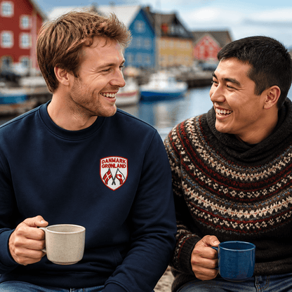 Danmark Grønland patch på navy sweatshirt ved havnen