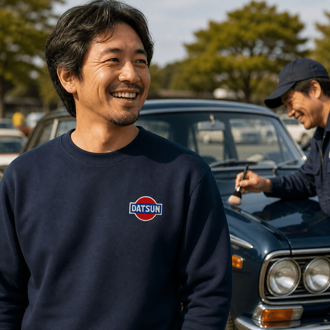 Datsun patch på navy sweatshirt ved klassisk biltræf