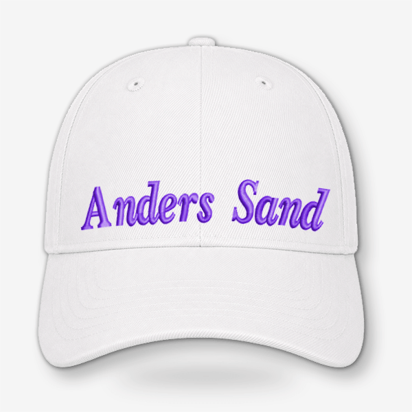 Hvid CAP Kasket med Egen Tekst og Broderi med broderet navn "Anders Sand" i lilla.