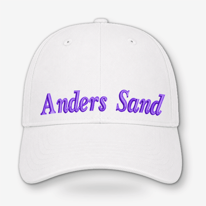 Hvid CAP Kasket med Egen Tekst og Broderi med broderet navn "Anders Sand" i lilla.