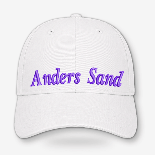 Hvid CAP Kasket med Egen Tekst og Broderi med broderet navn "Anders Sand" i lilla.