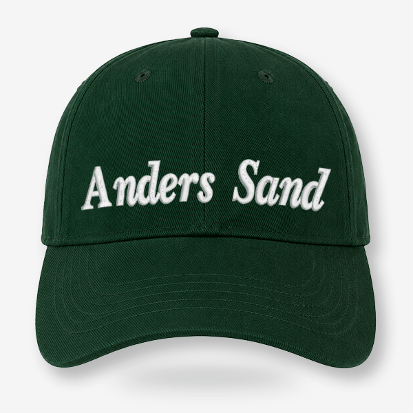 Grøn CAP Kasket med Egen Tekst og Broderi med navnet Anders Sand broderet på forsiden.