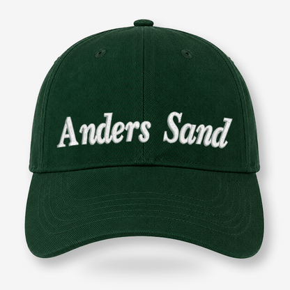 Grøn CAP Kasket med Egen Tekst og Broderi med navnet Anders Sand broderet på forsiden.