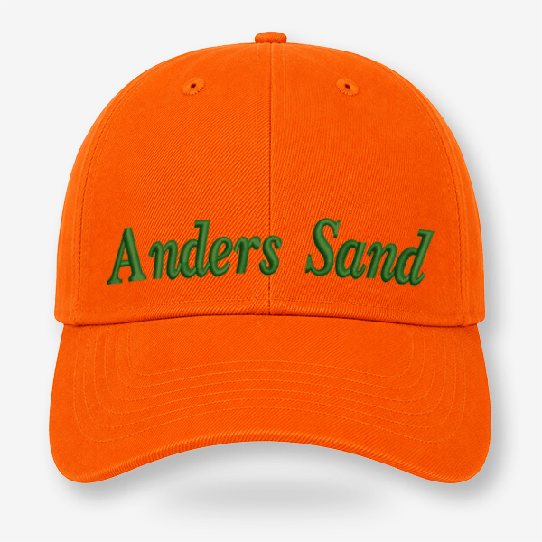 Orange CAP Kasket med Egen Tekst og Broderi med teksten 'Anders Sand' broderet i grøn.
