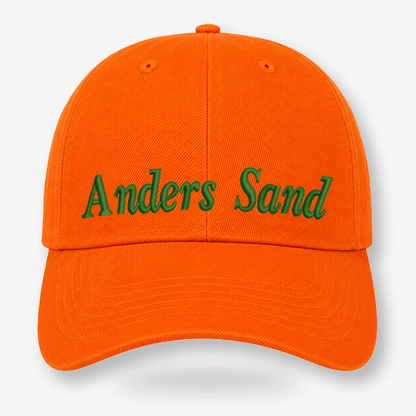 Orange CAP Kasket med Egen Tekst og Broderi med teksten 'Anders Sand' broderet i grøn.