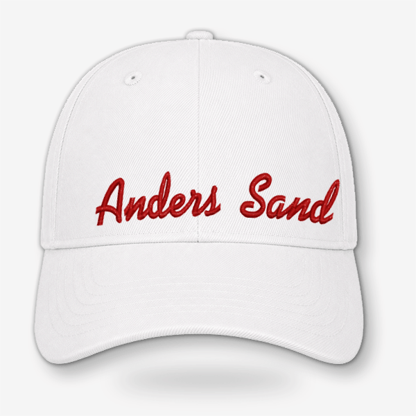 Hvid CAP Kasket med Egen Tekst og Broderi med navnet Anders Sand broderet i rød farve.