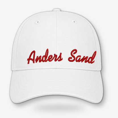Hvid CAP Kasket med Egen Tekst og Broderi med navnet Anders Sand broderet i rød farve.