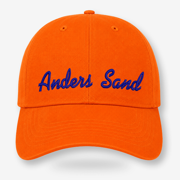 Orange CAP Kasket med Egen Tekst og Broderi med broderet navn Anders Sand på forreste panel.