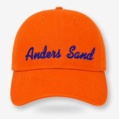 Orange CAP Kasket med Egen Tekst og Broderi med broderet navn Anders Sand på forreste panel.
