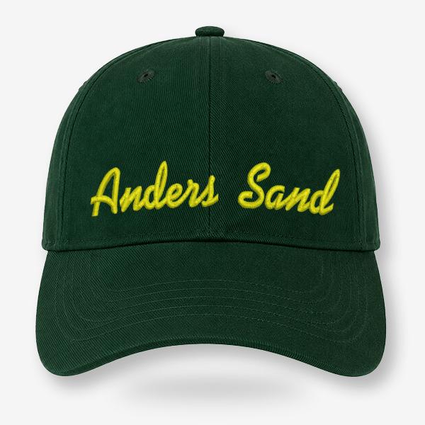 Grøn CAP Kasket med Egen Tekst og Broderi med gult broderi af navnet Anders Sand.