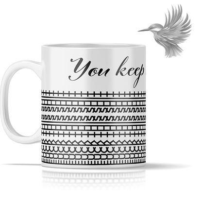 Personligt krus med valgfri tekst med dekorativt mønster og teksten 'You keep'.