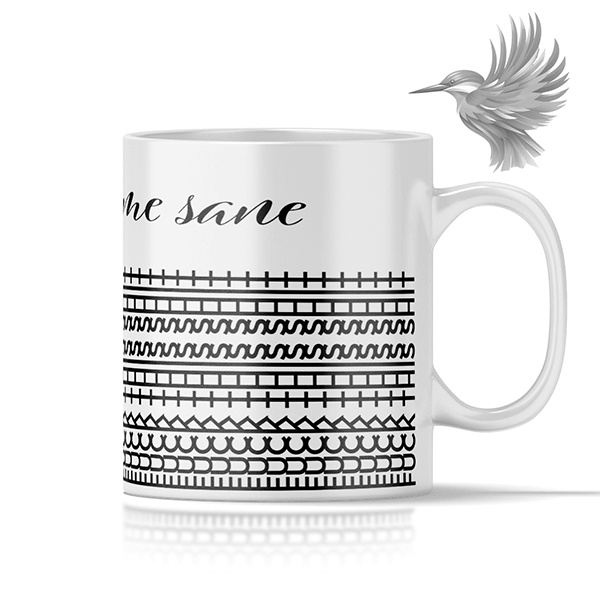 Personligt krus med valgfri tekst, unikt design med sort-hvide linjer og sjovt budskab.