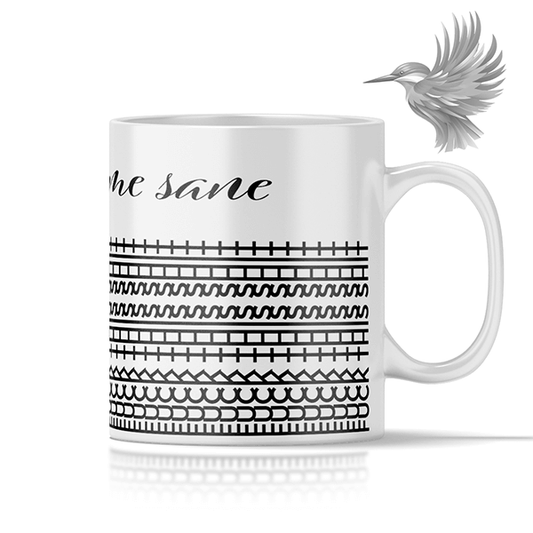 Personligt krus med valgfri tekst, unikt design med sort-hvide linjer og sjovt budskab.