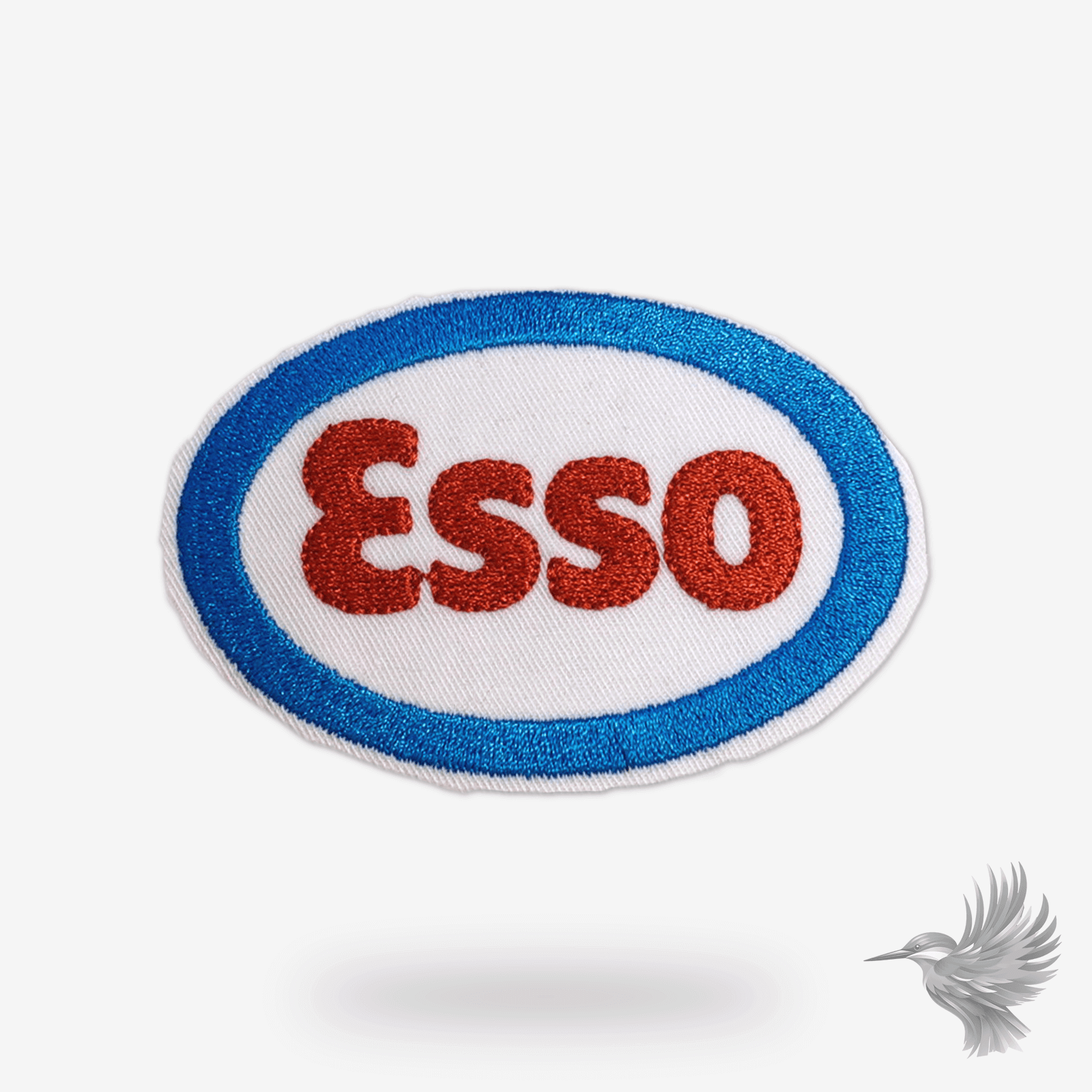Esso broderet patch i klassisk rød, hvid og blå farve, perfekt til jakker, tasker og caps.
