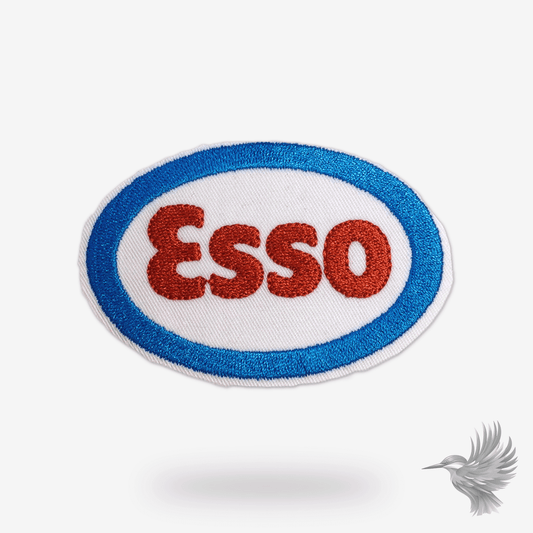 Esso broderet patch i klassisk rød, hvid og blå farve, perfekt til jakker, tasker og caps.
