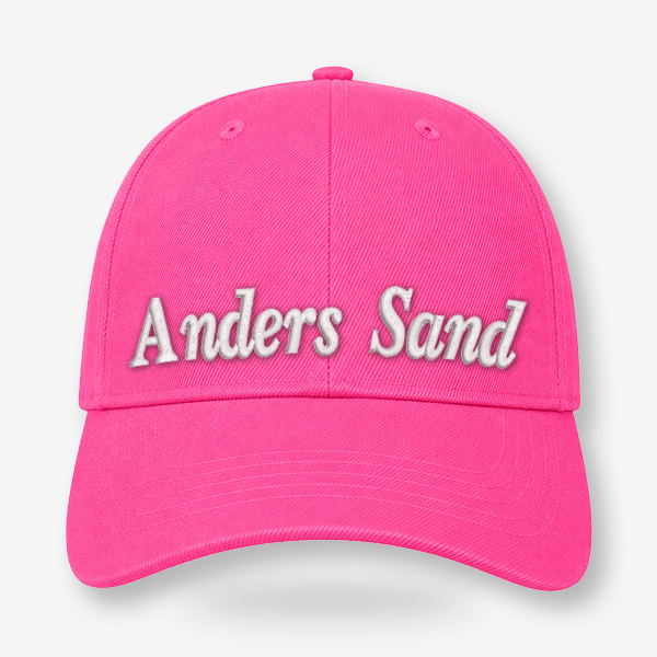 Pink CAP Kasket med Egen Tekst og Broderi med navnet Anders Sand broderet på forsiden.