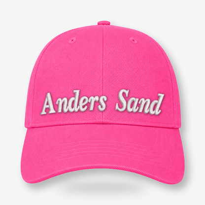 Pink CAP Kasket med Egen Tekst og Broderi med navnet Anders Sand broderet på forsiden.