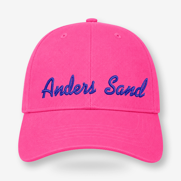 Pink CAP Kasket med Egen Tekst og Broderi med navnet Anders Sand broderet på fronten.