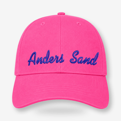 Pink CAP Kasket med Egen Tekst og Broderi med navnet Anders Sand broderet på fronten.