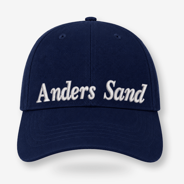 Navy Blue CAP Kasket med Egen Tekst og Broderi med broderet navn 'Anders Sand' på skærmen