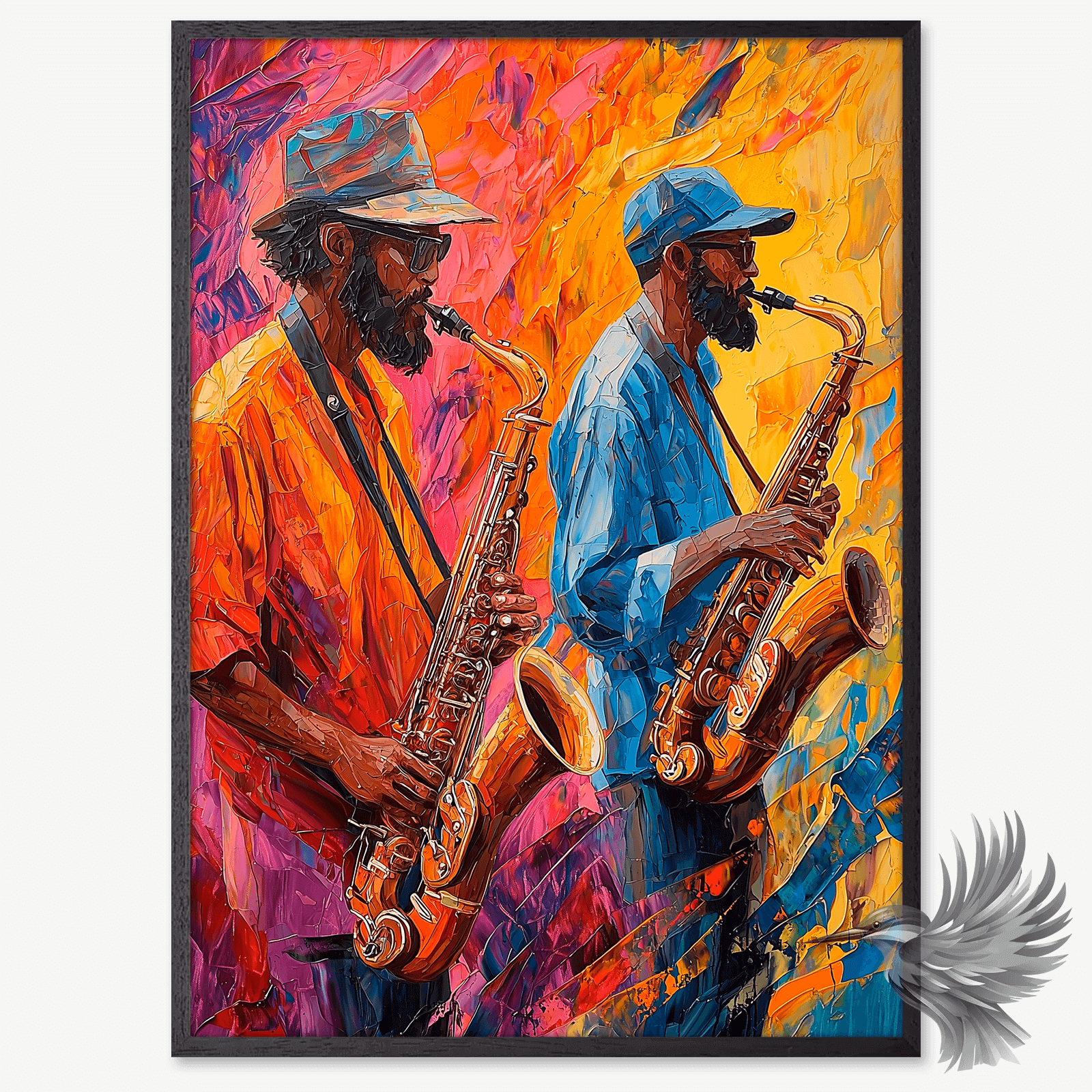 To personer spiller saxofon omgivet af stærke farver; den ene bærer en cap, den anden en fedora, i en jazzinspireret stemning.