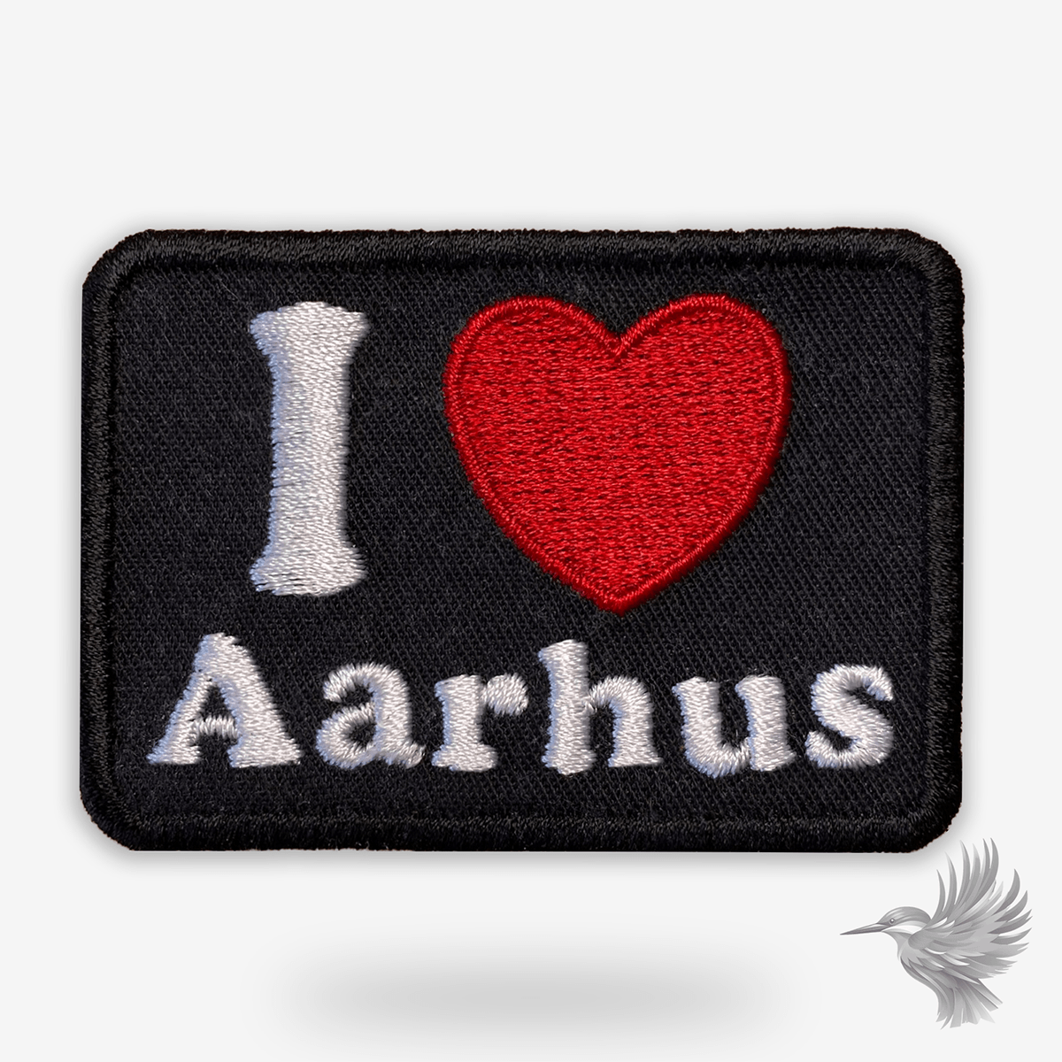 I love din egen tekst broderet mærke med rød hjerte og tekst i Aarhus