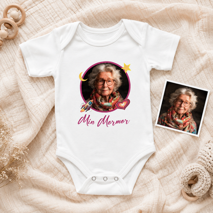 Personlig babybody med uploadet foto og teksten Min Mormor