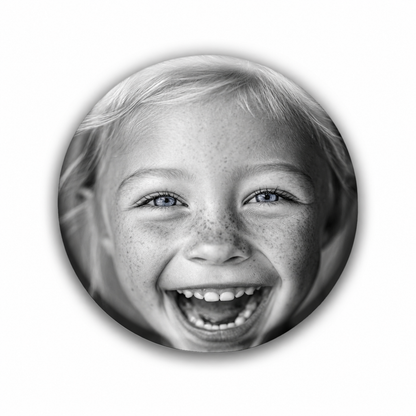 Personligt badge med sort-hvidt foto af et smilende barn