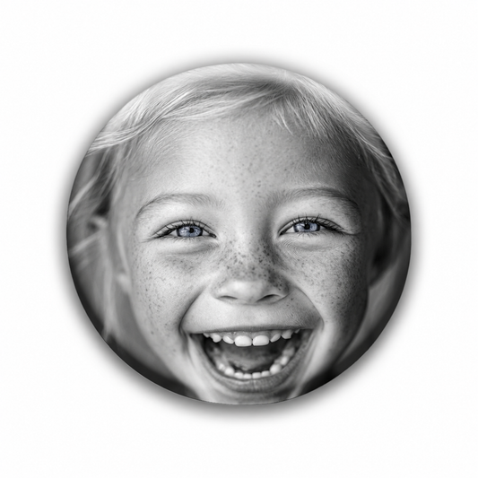 Personligt badge med sort-hvidt foto af et smilende barn