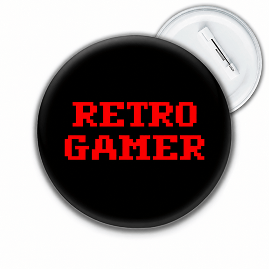 Retro Gamer badge med rød pixeltekst på sort baggrund