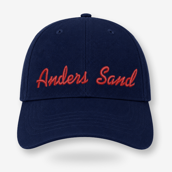 Navy Blue CAP Kasket med Egen Tekst og Broderi med rød brodering af navnet Anders Sand.