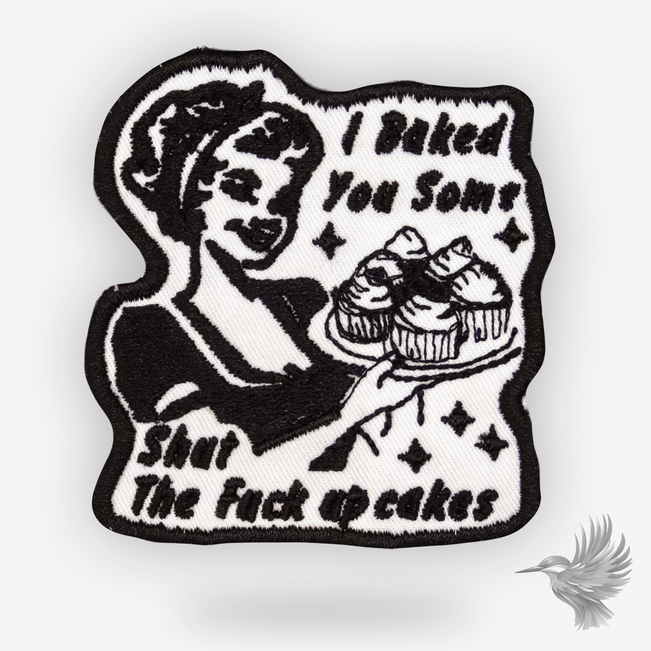 Shut the Fuck Up-Cakes patch strygemærke fræk retrohumor med pinup kvinde, cupcakes og humoristisk tekst.