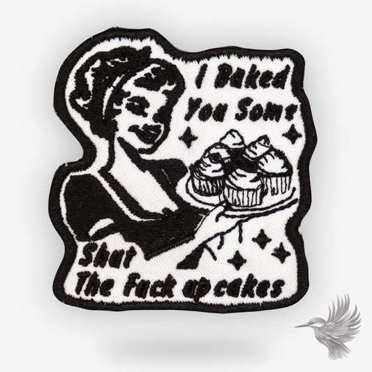 Shut the Fuck Up-Cakes patch strygemærke fræk retrohumor med pinup kvinde, cupcakes og humoristisk tekst.