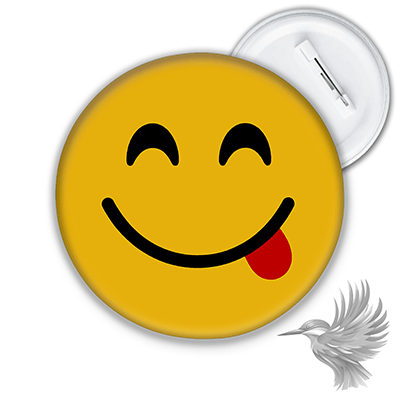 Smiley Badge med gul farve, smilende ansigt og rød tunge, perfekt til at sprede godt humør.